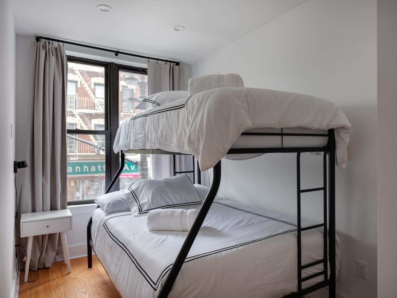 Three Bedroom Brooklynite Suite! New York Dış mekan fotoğraf